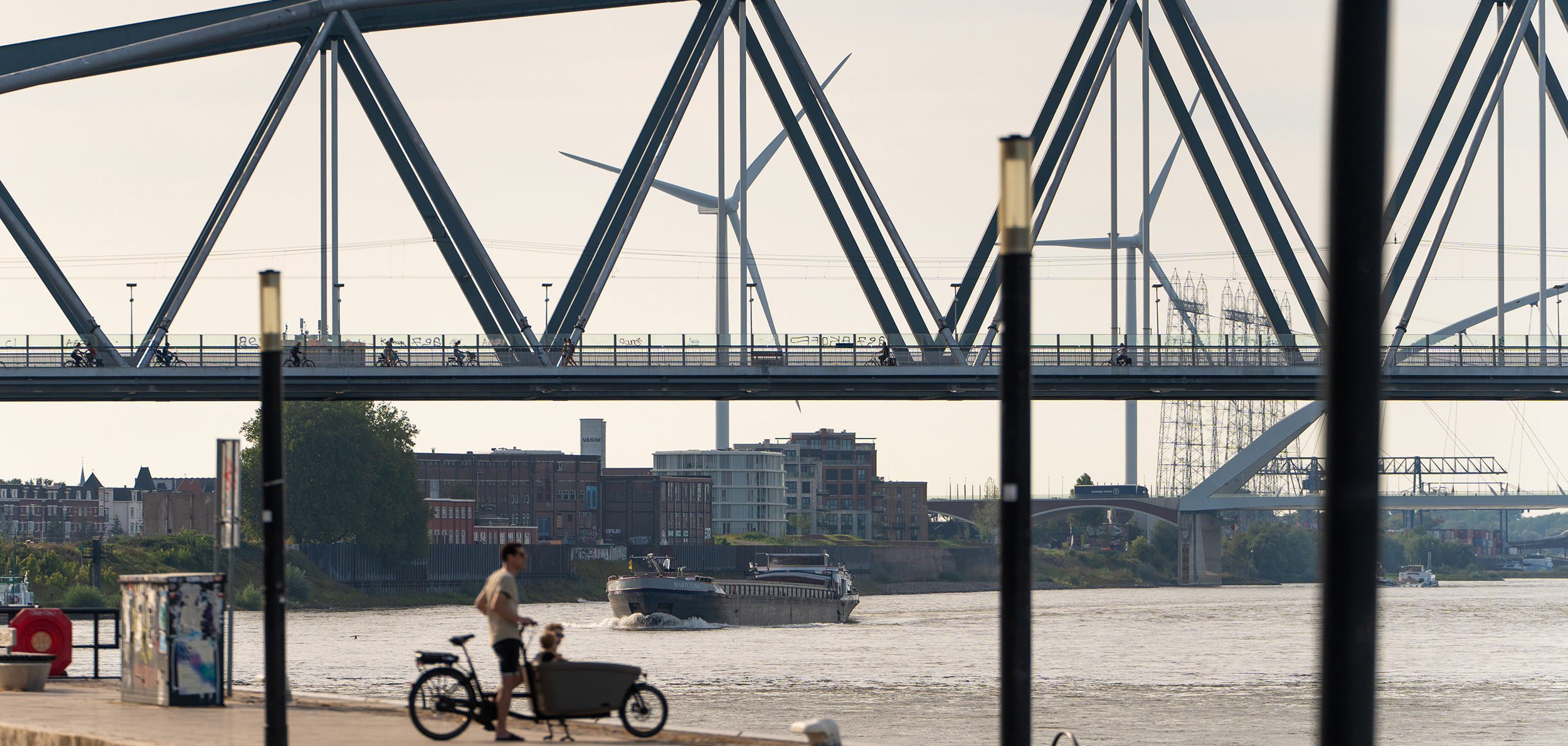 Fiets- en voetgangersbrug De Snelbinder in Nijmegen.