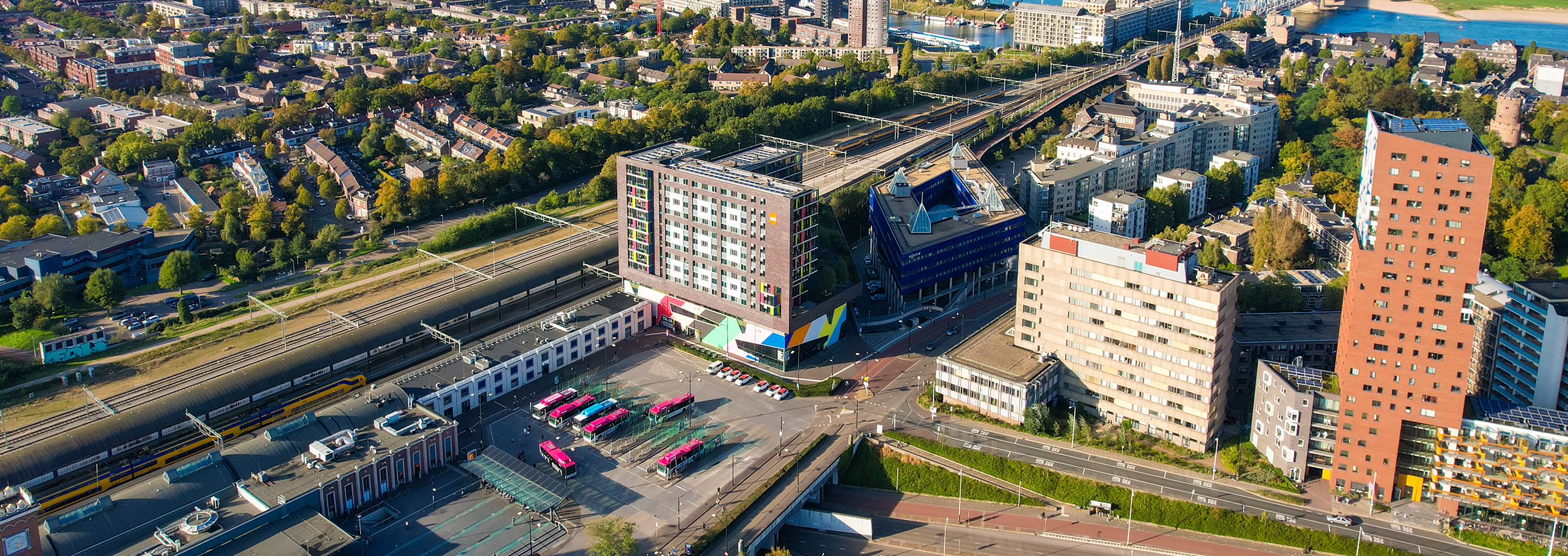 Luchtfoto Stationsplein en Poppodium Doornroosje.